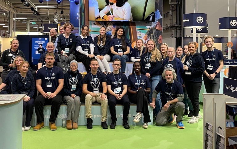 Gruppbild över medarbetarna som bemannade Stockholms universitets monter under dag två av Saco.